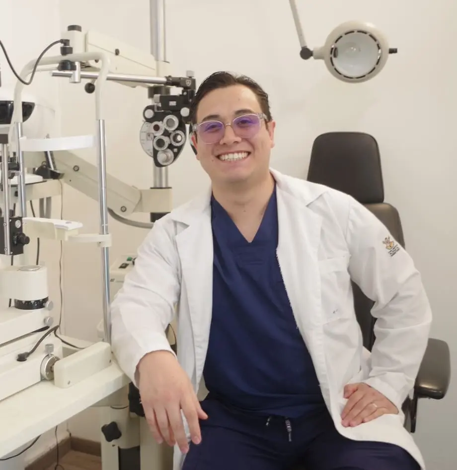 Dr. Hiram Alfonso Nieto Zepeda, oftalmólogo en Querétaro, especialista en salud visual